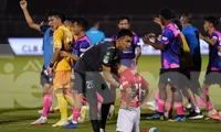 CLB Sài Gòn vượt qua CLB TPHCM đá thiếu quân trên chấm 11m