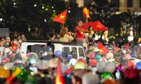 U23 Việt Nam vào chung kết, cổ động viên TPHCM xuống đường ăn mừng
