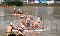 Người dân miền sông nước thích thú với môn đua ván SUP