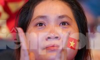 Người hâm mộ TPHCM rơi nước mắt khi đội tuyển Việt Nam suýt bại trên sân nhà