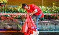 Cổ động viên TPHCM buồn vì thua trận nhưng vẫn chăm chỉ dọn rác trên đường Lê Duẩn trước khi ra về