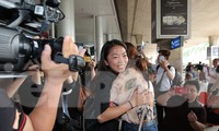 Huỳnh Như về nước, hạnh phúc trong vòng tay bố mẹ