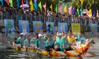 Hàng trăm người dân TPHCM chen chân xem đua ghe ngo trên kênh Nhiêu Lộc