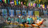 Hàng trăm người dân TPHCM chen chân xem đua ghe ngo trên kênh Nhiêu Lộc