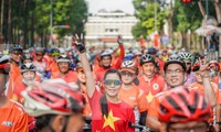 2.000 người dân TPHCM đạp xe diễu hành mừng đại lễ 30/4