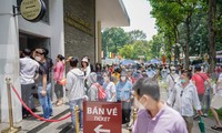 Dinh Độc Lập quá tải, quầy vé phải đóng cửa, du khách &apos;đội nắng&apos; chờ xuyên trưa 