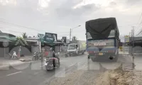 Ô tô tải nối đuôi dài cả cây số, tai nạn rình rập trên Quốc lộ 62