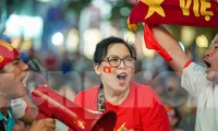 Chị em quẩy tưng cổ vũ đội tuyển bóng đá nữ Việt Nam
