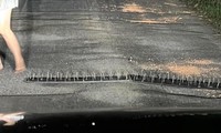 Kinh hoàng bàn chông đinh &apos;bẫy&apos; người đi đường