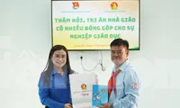 Bí thư T.Ư Đoàn Nguyễn Phạm Duy Trang thăm, tặng quà thầy giáo 24 năm làm Tổng phụ trách Đội