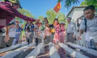 Đến &apos;ấp đảo nghèo nhất TPHCM&apos; xem đua... bạch tuộc