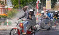 Người đi đường bất ngờ vì bị tạt nước