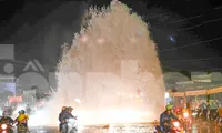 Nước bất ngờ phun xối xả như &apos;vòi rồng&apos; trên đường ở Long An 