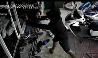 Điều tra đối tượng cầm vật giống súng bắn vào một cửa hàng