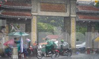 Mưa trắng trời ở TPHCM, nhiều người không kịp trở tay