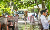 Độc lạ quán ăn ở TPHCM khách phải xắn quần, cởi giày dép để... lội nước 