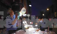 Người dân soi đèn mua gì ở &apos;chợ âm phủ&apos; lâu đời nhất nhì TPHCM ?
