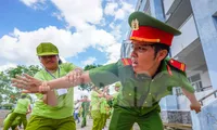 Chiến sĩ nhí hào hứng học kỹ năng tự vệ, trấn áp tội phạm...