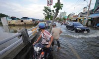 Triều cường dâng cao, người dân TPHCM chật vật lội nước về nhà