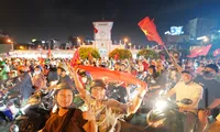 Người hâm mộ TPHCM nhuộm đỏ chợ Bến Thành, đường phố trung tâm