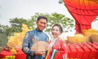 Giới trẻ tấp nập check in đường hoa Tết ở &apos;khu nhà giàu&apos; TPHCM