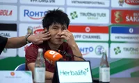 Hành động đáng yêu của HLV Kim Sang-sik dành cho hậu vệ Văn Vĩ