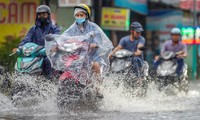 Mưa như trút ở TPHCM, xe chết máy hàng loạt, đường hoá sông