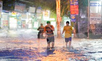 Đường vùng ven ở TPHCM thành sông sau mưa lớn kéo dài