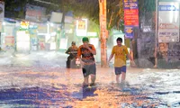 Đường vùng ven ở TPHCM thành sông sau mưa lớn kéo dài