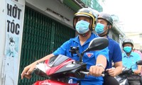 Biệt đội &apos;shipper 0 đồng&apos; trao quà cho người nghèo trong tâm dịch Gò Vấp
