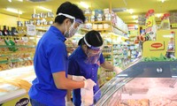 Đi chợ giúp dân, giảm tiền thuê trọ cho người khó khăn vùng phong toả