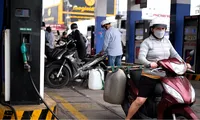 Trước ngày điều chỉnh giá, nhiều cửa hàng ở TPHCM thông báo hết xăng dầu