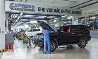 Chủ xe xếp hàng dài đợi bảo dưỡng ô tô vào cận Tết