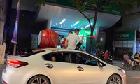Muôn kiểu &apos;đi bão&apos; thiếu an toàn của các cổ động viên