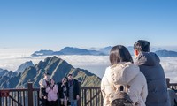 Du khách tấp nập &apos;săn mây&apos; trên đỉnh Fansipan
