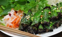 Báo Úc khen hết lời món bò nướng lá lốt của Việt Nam 