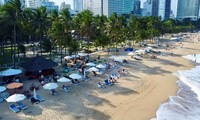 Ghế dù &apos;chiếm hết&apos; bãi biển Nha Trang 