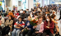 Khách đi máy bay tăng mạnh bất chấp giá vé cao ngất ngưởng