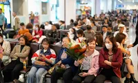 Khách đi máy bay tăng mạnh bất chấp giá vé cao ngất ngưởng