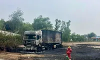 Xe container bốc cháy dữ dội kèm tiếng nổ lớn