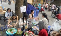 Khách xếp hàng chờ ăn món mỗi năm chỉ có một lần ở Hà Nội
