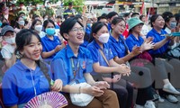Bạn trẻ nô nức rủ nhau đi học kỹ năng xử lý cháy, giải đố ô chữ giao thông
