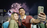 Những cặp đôi tay trong tay tình tứ đón năm mới ở TPHCM 