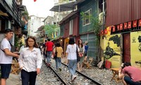 Cà phê đường tàu bị đề nghị khai tử, du khách vẫn đua nhau &apos;check in&apos; 