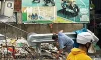 TPHCM mưa lớn kéo dài, người dân vất vả vì nhiều nơi ngập sâu