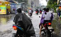 Sau cơn mưa lớn, một số tuyến đường cửa ngõ phía Tây TP HCM lại ngập