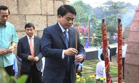 Chủ tịch UBND TP Hà Nội dâng hương tại Nghĩa trang liệt sĩ TPHCM.