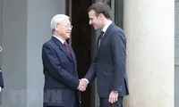 Tổng thống Cộng hòa Pháp Emmanuel Macron đón Tổng Bí thư Nguyễn Phú Trọng. (Ảnh: Trí Dũng/TTXVN)