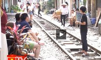 Bất chấp nguy hiểm, du khách đua nhau chụp ảnh trên đường tàu