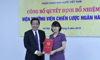 Phó Thống đốc Nguyễn Kim Anh trao quyết định cho đồng chí Nguyễn Thị Hòa